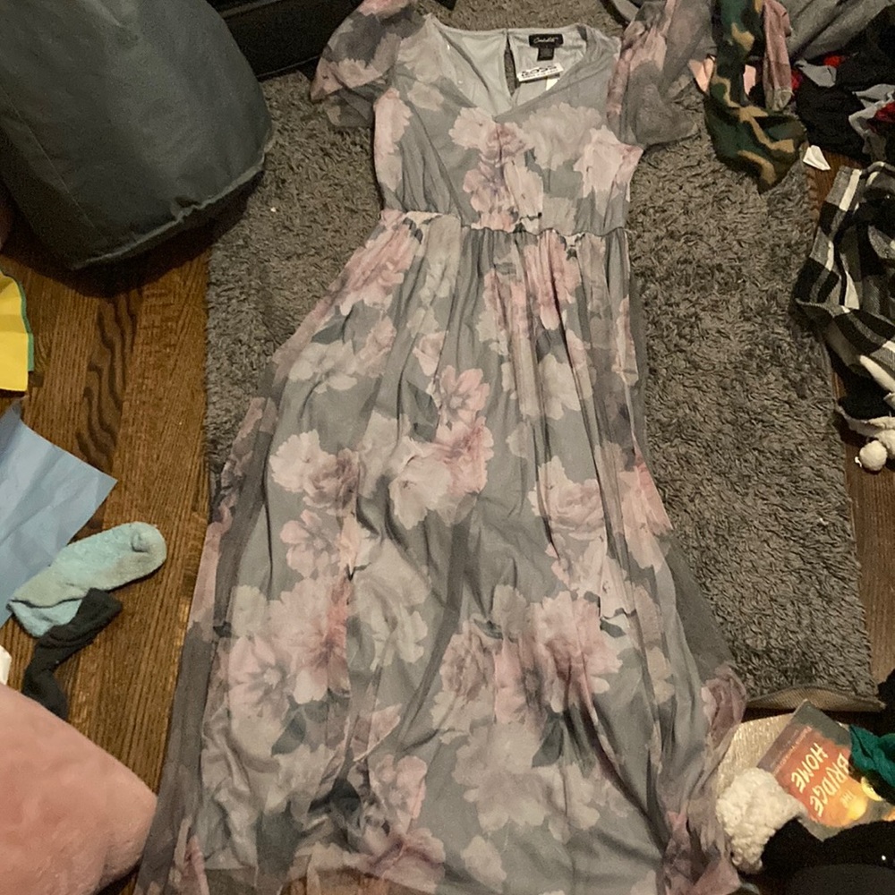 Long grey flowers dress Tags still on never worn. Brand is candalate size large